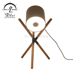 Lampe de table européenne pour la décoration intérieure, lampe de table trépied en noyer avec abat-jour en cuir décoratif
